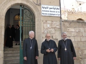Mgr Hage entouré de Mgr Aumonier et de l’Evêque grec catholique de Tyr