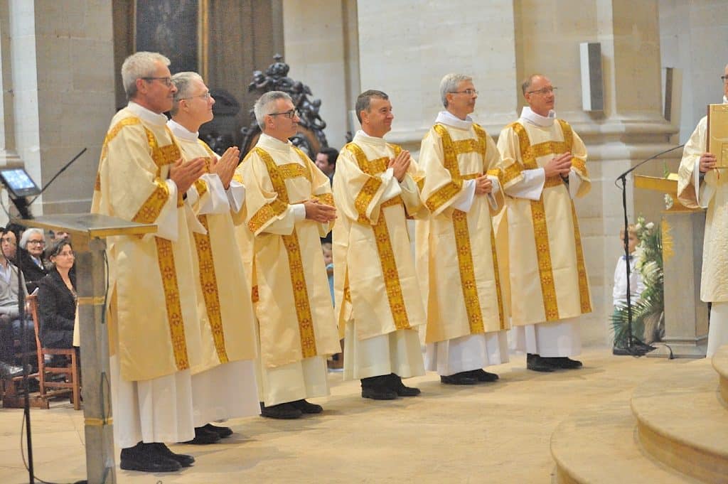 Le 28 novembre 2023 s’est tenue une table ronde sur le diaconat permanent en l’église Saint-Antoine-de-Padoue au Chesnay-Rocquencourt. Une façon de faire connaître cette charge remise à des paroissiens, engagés dans la vie active pour la plupart, avec le témoignage de plusieurs diacres permanents du diocèse.