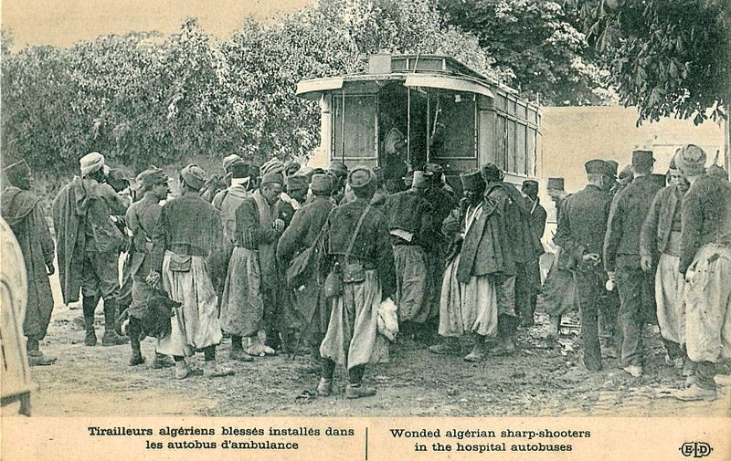 Français : Carte postale ancienne éditée par ELD : Tirailleurs algériens blessés installés dans les autobus d'ambulance Date entre 1914 et 1918 Source Collection personnelle Auteur Scanné par Claude_villetaneuse