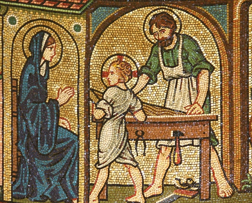 Le premier mai, l’Église fête Saint Joseph travailleur. En vénérant dans son travail ce témoin privilégié de l’Incarnation, l’Église rappelle la dignité du travail de l’homme, à qui Dieu a confié la création pour y cultiver le sol et la garder. Elle propose un modèle pour la sanctification de la vie quotidienne