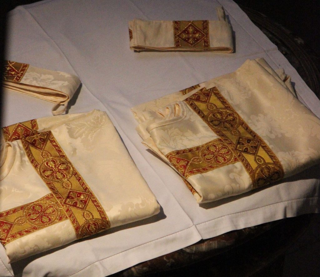 Alain Oura (paroisse de Trappes), Jean Marie Lefèvre (paroisse-cathédrale), Joël Tessier (paroisse de Limay) et Nicolas Mirieu de Labarre (paroisse de Montesson)ont été ordonnés diacres permanents pour notre diocèse par Mgr Aumonier le dimanche 17 novembre 2019 à la Cathédrale de Versailles.