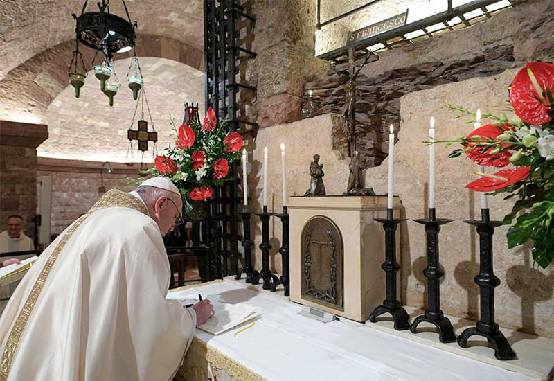 L’encyclique Fratelli Tutti « Tous frères » du pape François a été signée le samedi 3 octobre 2020 à Assise, ville de Saint-François. Cette encyclique est un texte majeur qui porte le thème de la fraternité et de l’amitié sociale.