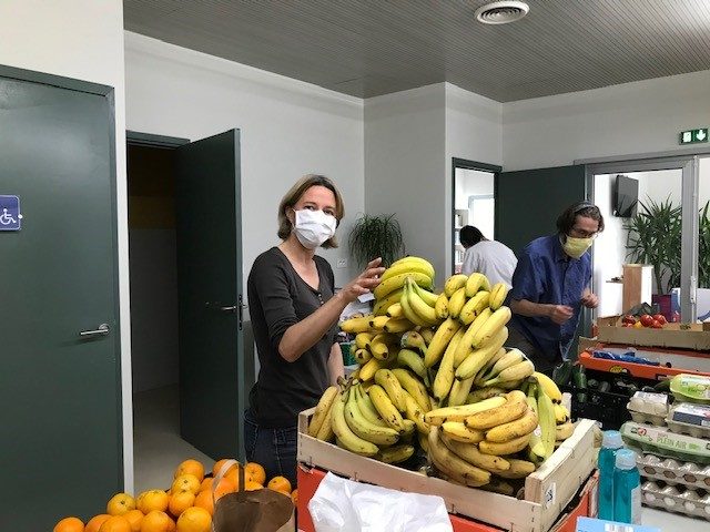 Depuis la mi-mars 2020, la nouvelle communauté paroissiale de la Sainte Trinité, au sud de Saint-Germain-en-Laye, collabore avec l’association évangélique La Sève, pour collecter de l’aide alimentaire et la distribuer aux migrants hébergés dans le quartier.