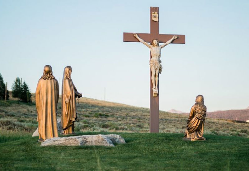La Semaine sainte est riche en célébrations qui nous permettent de suivre Jésus depuis son entrée triomphale dans Jérusalem à sa Passion puis sa Résurrection. Attention la messe chrismale cette année sera célébrée le Mercredi saint !