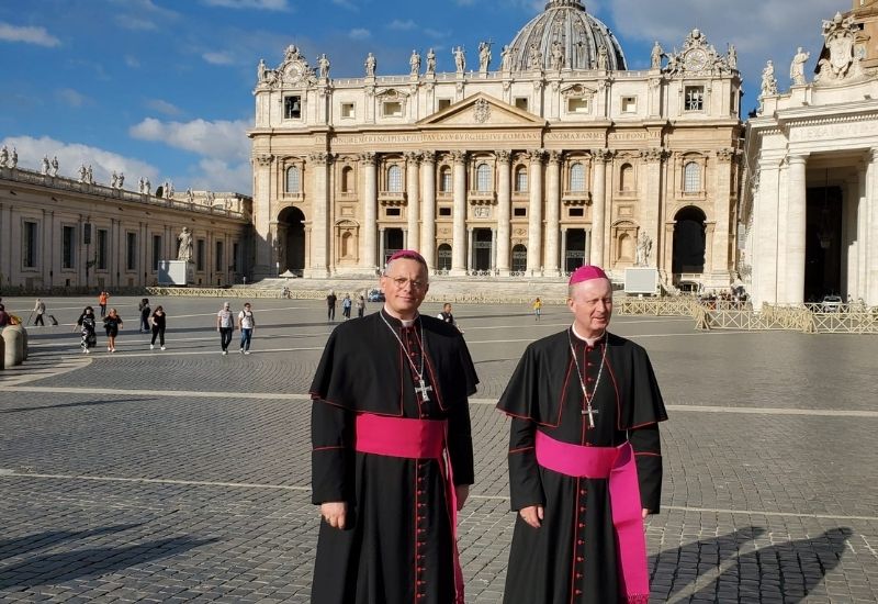 Mgr Luc Crepy Et Mgr Valentin Place Saint Pierre