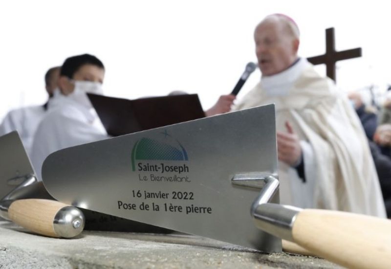 Une étape décisive a été franchie ce dimanche 16 janvier 2022 sur le chantier de la future église Saint-Joseph-le-Bienveillant : la pose de la première pierre en présence de plusieurs centaines de personnes - Récit.