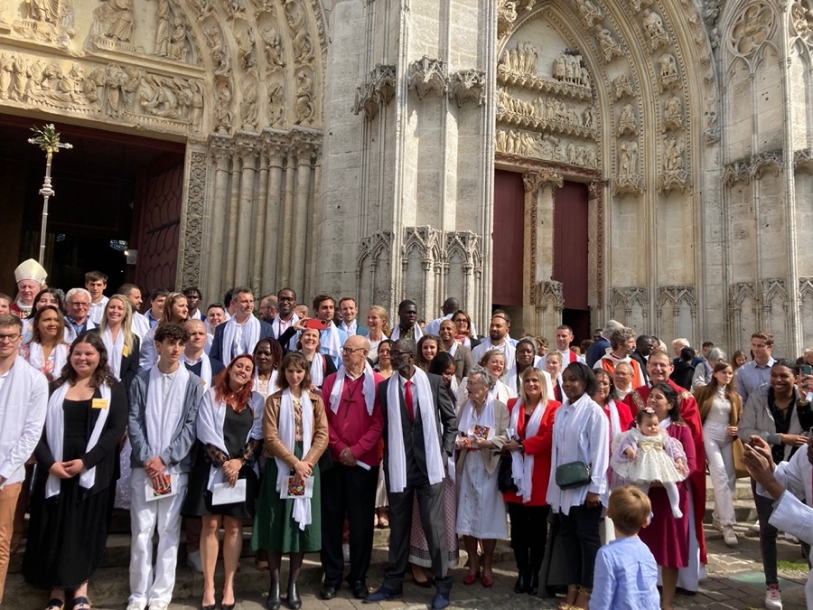 Les catéchumènes, ce sont ces adultes qui souhaitent devenir chrétiens en recevant les trois sacrements d’initiation chrétienne (Baptême, confirmation, eucharistie) 
Un accompagnement spécifique est mis en œuvre au sein de chaque paroisse du diocèse.