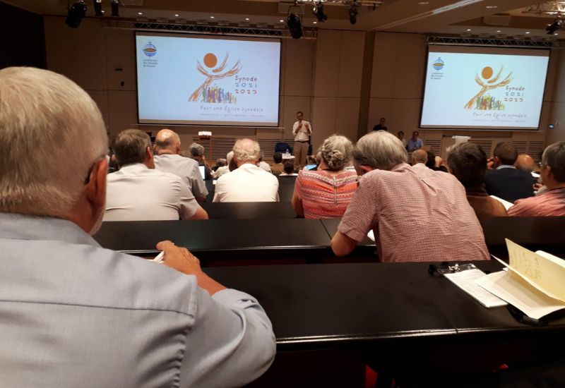 Les évêques et les personnes des diocèses en charge du Synode 2023 sur la synodalité se sont réunis à Lyon les 14 et 15 juin 2022. Mgr Luc Crepy, Mgr Bruno Valentin et Mme Geneviève Guilhem-Ducléon ont porté la voix de notre diocèse.
