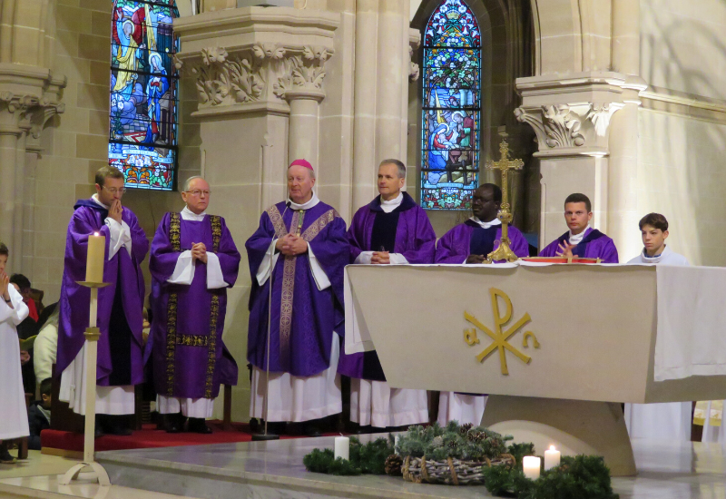 Du 1er au 4 décembre 2022, Mgr Luc Crepy est venu en visite pastorale au Chesnay-Rocquencourt.
Lors de ces visites, l’évêque découvre des réalités locales, il partage aussi le quotidien des prêtres. Alors quel moment les a marqués ? Ce qu'ils en retirent pour la suite ? Une qualité particulière de l’évêque qu'ils apprécient ?