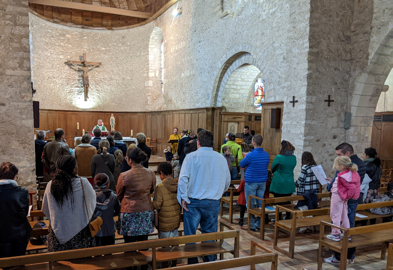 8 ans après avoir terminé leur mission de foyer d'accueil à Neauphle-le-Vieux, Eugénie et Jean-Baptiste ont gardé leur enthousiasme pour servir, à Voisins-le-Bretonneux, l'Église qu'ils aiment.