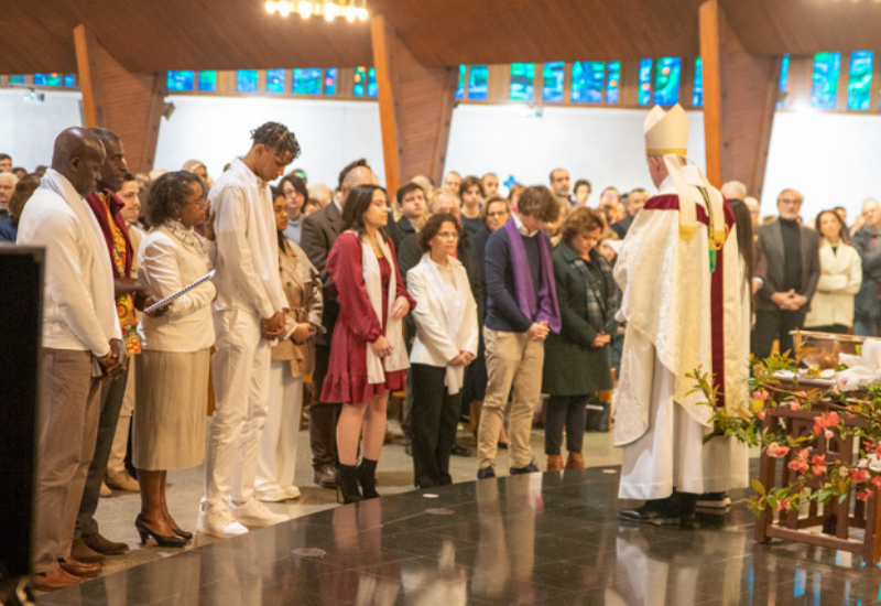 Mgr Luc Crepy a visité le groupement paroissial de la Sainte Trinité du 13 au 16 avril 2023 qui comprend les églises St-Léger et Ste Cécile de St-Germain-en-Laye, les églises de Mareil-Marly et Fourqueux. Quatre jours denses à la rencontre des paroissiens et des habitants et associations locales en lien avec l'Eglise.