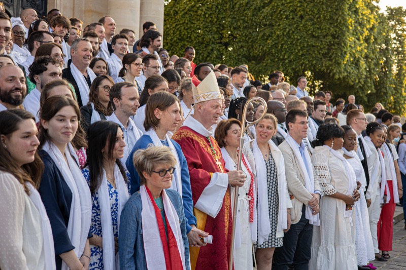 En ce week-end de Pentecôte, près de 280 adultes ont été confirmés le samedi 27 mai à la Cathédrale St Louis de Versailles et le dimanche 28 mai à la Collégiale de Mantes-la-Jolie. Un tiers d’entre eux a reçu également l’eucharistie.