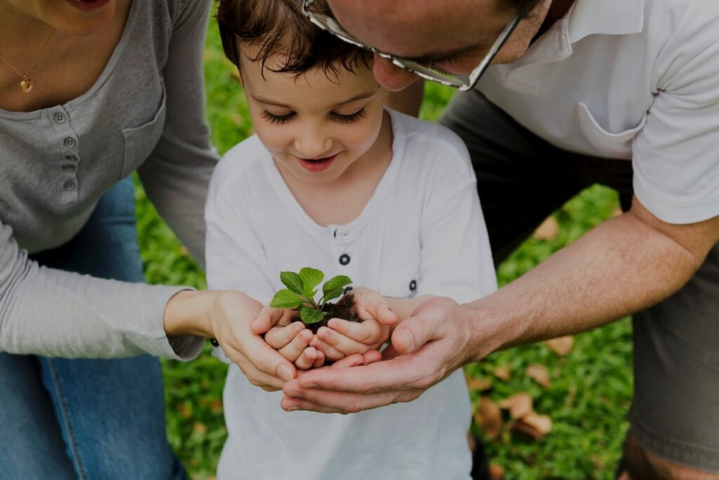 Il y a 10 ans le Pape François signait l’encyclique intitulée Laudato si’, en développant la thématique de « l’écologie intégrale, vécue avec joie et authenticité » (§10). Dans notre diocèse, petit à petit, une pastorale de l’Ecologie Intégrale se développe avec notamment un service diocésain dédié : la Pépinière Laudato Si'.