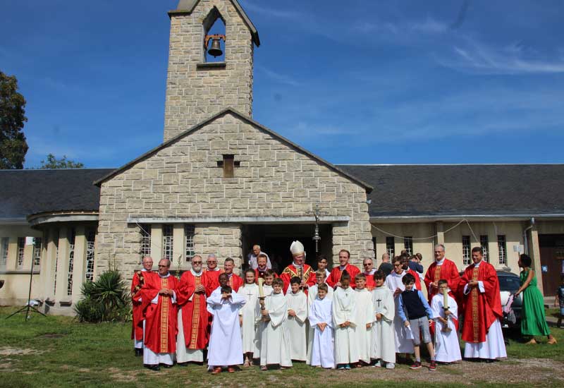 Mgr Luc Crepy a installé le P. Baudouin de La Bigne, le P. Alban Vallet et le Père Jean-Pierre Zimille-Tran comme curés des paroisses du Confluent, de Port Royal et de Bonnières-Rosny-sur-Seine. Découvrez comment se passe l'installation d'un curé