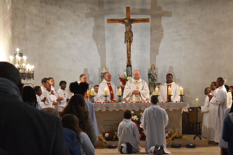 Fin 2023, Mgr Luc Crepy a passé plusieurs jours dans ces deux groupements paroissiaux à la rencontre des forces vives de la paroisse, des élus, mouvements et associations. Retour en photo et en vidéo