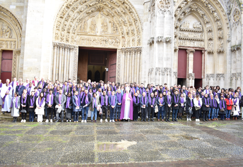 Les 18 et 25 février, les catéchumènes de notre diocèse ont inscrit leur nom dans les registres marquant ainsi leur entrée officielle dans l'Eglise. Laissons-nous revigorer par le témoignage de leur foi toute nouvelle et portons-les dans la prière. Retrouvez dans ces article les photos, les homélies des deux célébrations à la collégiale de Mantes et à la cathédrale de Versailles.