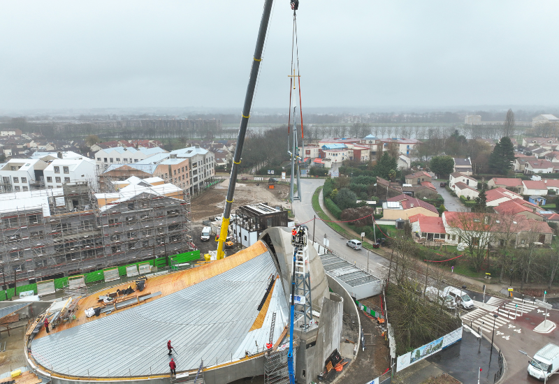 Le clocher de Saint-Joseph-le-Bienveillant à Voisins-Le-Bretonneux a été installé les 6 et 7 février. Une nouvelle étape à la fois spectaculaire et émouvante dans la construction de cette église qui devrait accueillir sa première messe fin mai 2024.