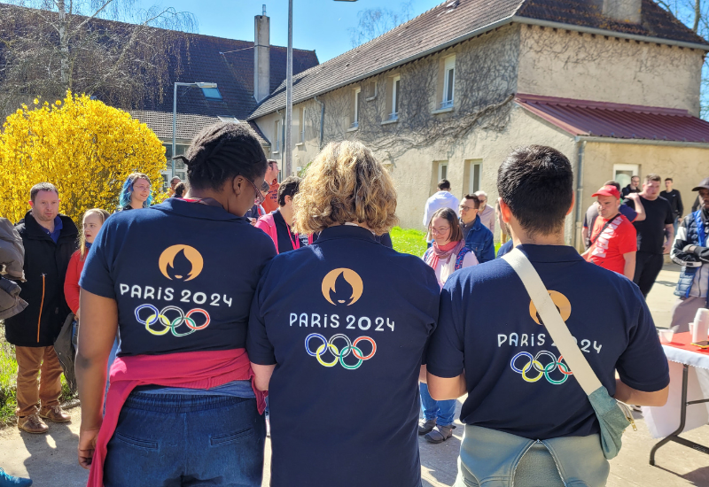 L'Arche a noué depuis 2021 un partenariat avec le Comité d'organisation des Jeux olympiques et paralympiques. Découvrez le reportage de TV78 qui met en valeur ces témoignages impliqués, fraternels et enthousiastes et la journée très 