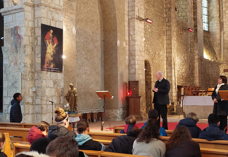 La visite pastorale de Mgr Luc Crepy, du 15 au 17 mars 2024 dans le groupement paroissial de Saint-Arnoult-en-Yvelines, a permis à de nombreux paroissiens et personnalités officielles de le rencontrer, certains pour la première fois. Trois d'entre eux témoignent et cela peut nous aider à mieux comprendre ce qui se vit lors de ces visites pastorales.