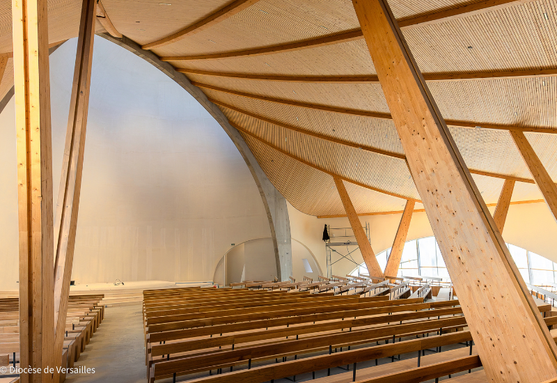 Le chantier de la nouvelle église de la paroisse de Montigny-Voisins progresse bien. Les extérieurs sont pratiquement achevés et désormais les équipes s'affairent à la décoration intérieure de l'église. Reportage en photos