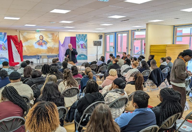 Environ 80 étudiants et jeunes professionnels des paroisses des Mureaux, Trappes, Chanteloup, Mantes-la-Jolie, Poissy et Sartrouville ont participé les 15 et 16 janvier 2025 à ce WE de formation à Maule sur le thème 