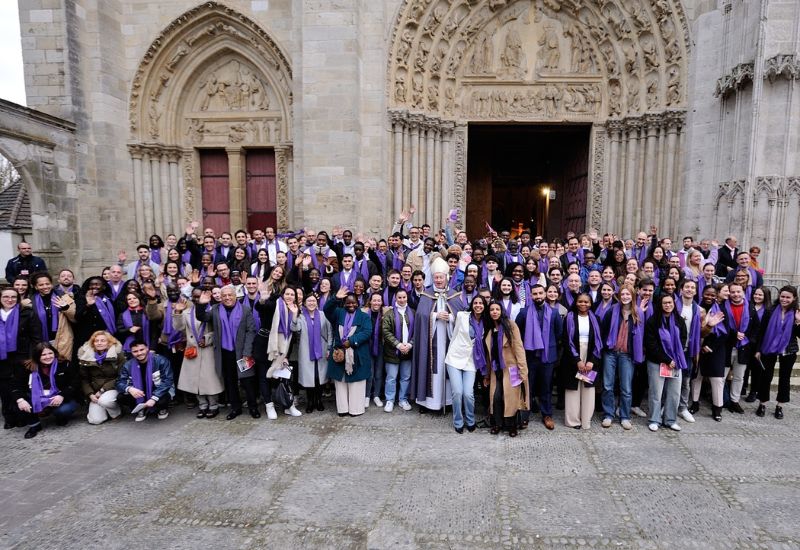 Chaque année ils sont plus nombreux et c'est une grande joie pour notre Eglise ! Les 08 et 09 mars 2025, 670 catéchumènes de notre diocèse ont inscrit leur nom dans les registres diocésains. Retrouvez ici l'homélie de notre évêque, des photos des deux célébrations à la collégiale de Mantes pour les adultes et des photos de la journée pour les jeunes puis de leur célébration à la cathédrale de Versailles.