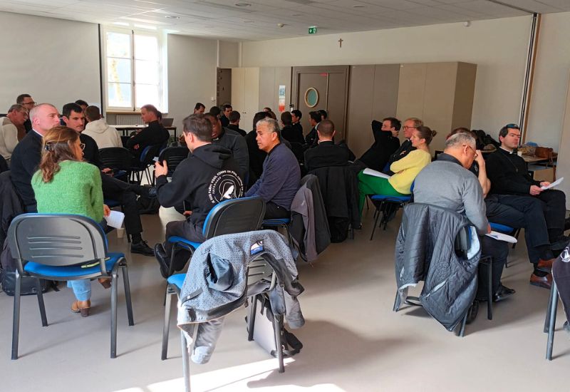 La matinée annuelle des prêtres référents d’aumônerie et de la pastorale des jeunes s’est tenue au centre Ozanam à Versailles, jeudi 3 avril 2025, en présence d’une trentaine de vicaires et curés.
Le thème de cette année était : « Comment la vie intérieure du jeune peut-elle se déployer à l’extérieur de l’aumônerie et dans sa vie de jeune adulte ? »