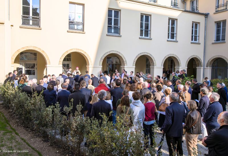 Le WE du 03 et 4 mai 2025, les nouveaux locaux du séminaire de Versailles ont été inaugurés. Plusieurs centaines d'adultes et de jeunes sont venus à Versailles pour la bénédiction des lieux, la procession et la messe d'action de grâce à la cathédrale Saint-Louis ou tout simplement pour visiter et participer aux tournois de foot organisés par les séminaristes.