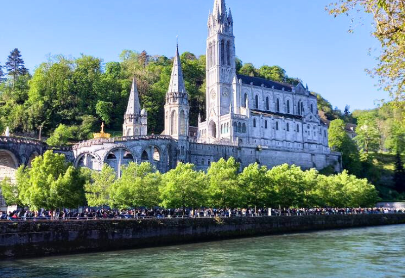 Entre le FRAT des lycéens et le pèlerinage diocésain, près de 4300  fidèles des Yvelines sont venus prier à Lourdes en ce mois d'avril 2025. Retour sur ces deux temps forts.