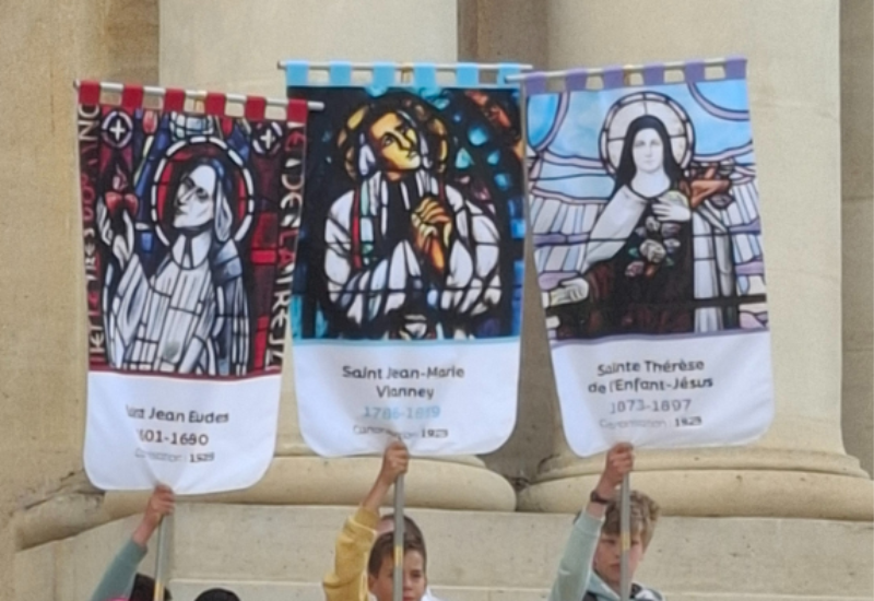 Le Pape Léon XIV a envoyé ce 28 mai 2025  un message aux évêques de France pour souligner le fait que la France avait donné à l'Eglise universelle trois grands saints : saint Jean-Eudes, Saint Jean-Marie Vianney et Sainte Thérèse de l'Enfant Jésus et de la Sainte Face. Les priant d'intercéder pour notre pays, il forme le voeu que cet anniversaire de leur canonisation réveille l'espérance et suscite un nouvel élan missionnaire en France.