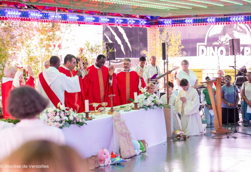 Le jeudi 17 juillet, la messe de saint Fiacre à la Fête des Loges – patrimoine immatériel des Yvelines a été l'occasion pour Mgr Étienne Guillet, évêque de Saint-Denis-en-France, de passer la main au diacre Gontran de Villèle pour l'animation de la pastorale du Cirque et des Arts forains. Découvrez l'histoire de ce saint, de la Fête des Loges et les photos prises de cette journée en fanfare !