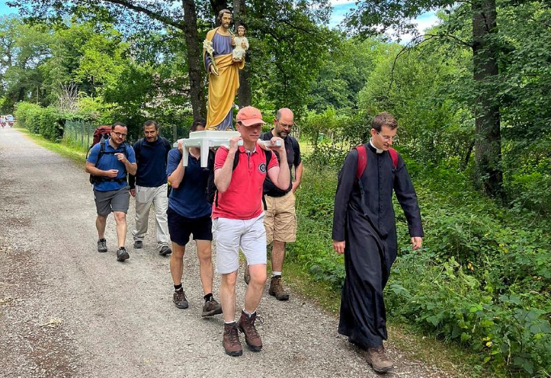 Initié en 2021 pour le diocèse, le pèlerinage des hommes, époux et pères de famille chemine dans la campagne des Yvelines le premier WE de juillet. En 2025, ils étaient une centaine de diverses paroisses pour une route tracée entre Rambouillet et Montfort-l'Amaury, portés par le thème tiré de l'Evangile : 