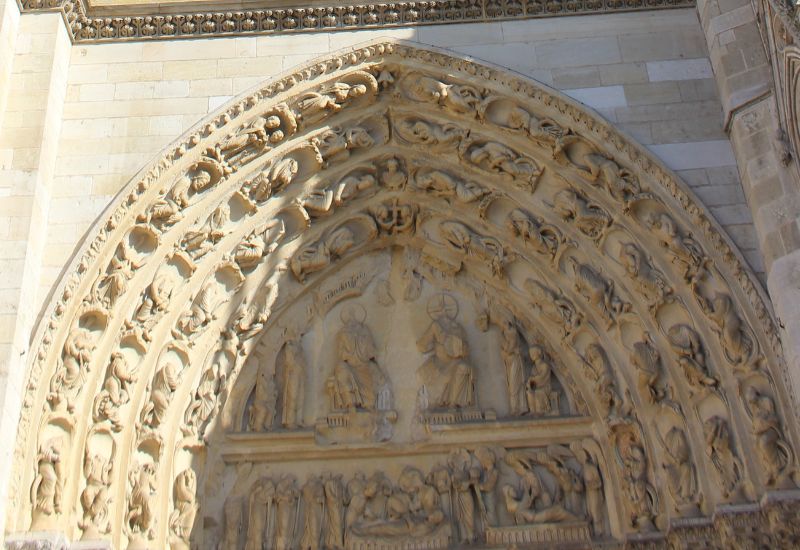 Les œuvres d’art nous entraînent plus loin que les perspectives immédiates ; elles ouvrent des horizons nouveaux. Telle est l’expérience que font quatre jeunes passant devant le portail de la Résurrection à la collégiale de Mantes... Ce film a été présenté à Jambville lors du rassemblement diocésain de l’Ascension, à l’oasis organisée par le Service Art sacré.