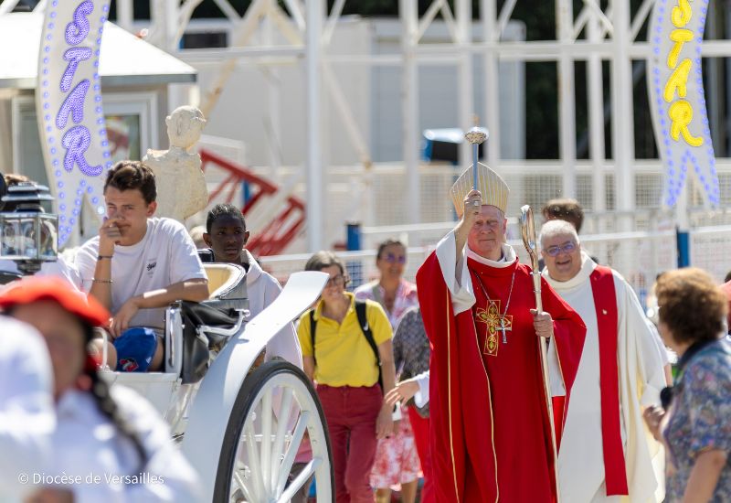 Le jeudi 17 juillet prochain à 11h, la messe de saint Fiacre de la Fête des Loges – patrimoine immatériel des Yvelines – sera présidée par Mgr Étienne Guillet, évêque de Saint-Denis-en-France, en présence du Père Bruno L’Hirondel, curé de la paroisse Saint-Germain de Saint-Germain-en-Laye et du Père Benoît Chevalier, curé de Saint-Léger et responsable du pôle Charité et Mission du diocèse de Versailles. Découvrez l'histoire de ce saint et de la Fête des Loges !