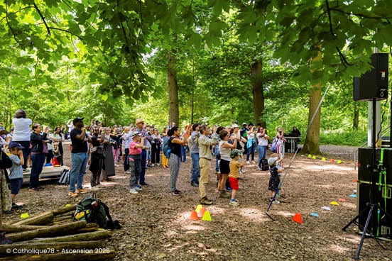 À l’occasion du rassemblement de l’Ascension, le Service diocésain de la catéchèse et de l’éveil à la foi a proposé aux participants de son oasis une initiation à la rythmo-catéchèse. Cette méthode originale permet d’accueillir la Parole de Dieu avec tout son être : le geste, la mélodie et le rythme facilitent son inscription dans la mémoire.