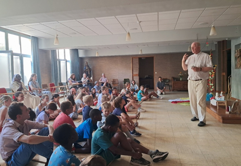 Du dimanche 5 au vendredi 10 juillet 2026, le service diocésain de la catéchèse a proposé sa première École de Prière des enfants. Durant cinq jours, 39 enfants âgés de 7 à 11 ans, accompagnés de 11 animateurs, ont vécu une belle expérience de prière, de découverte de la foi, de fraternité et de service au Foyer de Charité de La Part-Dieu, à Poissy.