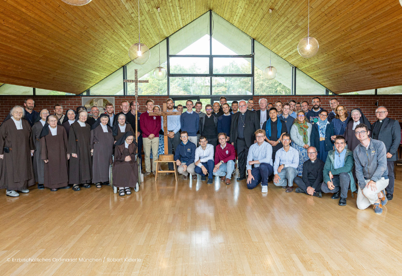 À l’occasion de leur session de rentrée, les séminaristes du diocèse de Versailles, accompagnés de Mgr Luc Crepy et de leurs formateurs, ont marché sur les pas du Bienheureux Pierre de Porcaro. De Munich à Dachau, en passant par Marktl am Inn, Altötting et Thonon-les-Bains, ce voyage de mémoire a été un temps de fraternité, de prière et de réflexion sur le don de soi, le mal et l’espérance chrétienne.