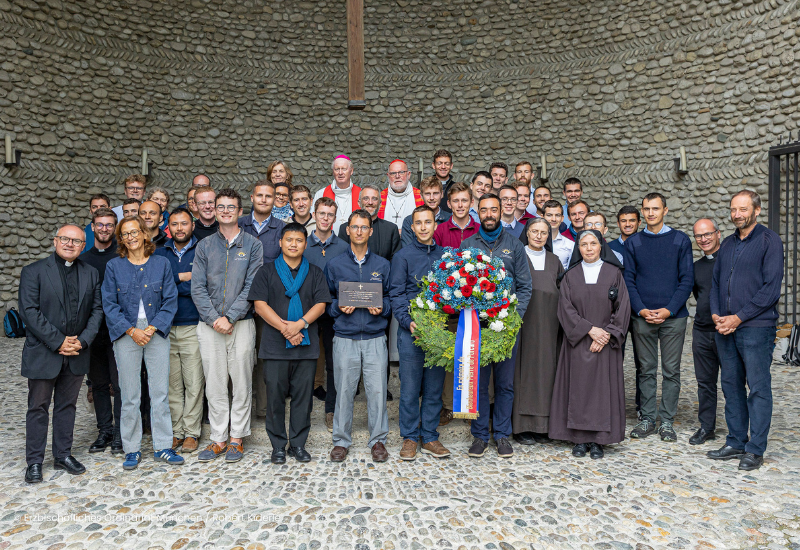 Au cours de leur session d’été, les séminaristes du diocèse de Versailles accompagnés de notre évêque Monseigneur Luc Crepy et de leurs formateurs se sont rendus en Bavière, sur les pas de leur bienheureux patron, l'Abbé Pierre de Porcaro, béatifié le 13 décembre 2025 à Notre Dame de Paris.