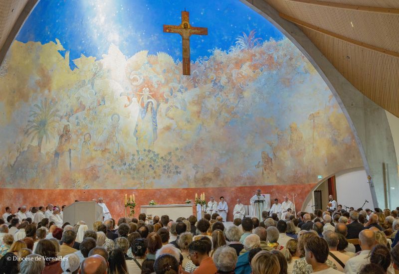 Ce dimanche 4 octobre 2026, la nouvelle église Saint-Joseph-le-Bienveillant à Voisins-le-Bretonneux a été consacrée lors d'une cérémonie recueillie et joyeuse présidée par Mgr Luc Crepy. Retrouvez ici les photos et l'homélie d'une célébration emplie de gratitude.