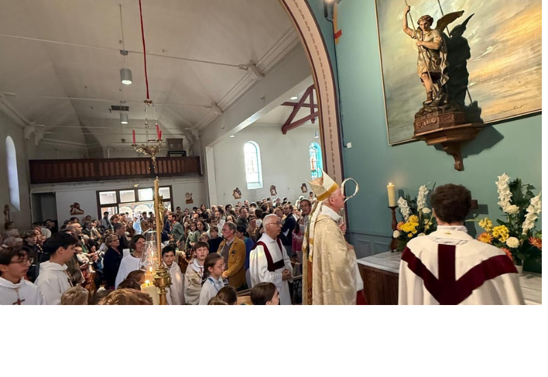 Le dimanche 4 octobre, la paroisse Saint-Michel de Porchefontaine a célébré son saint patron en présence de Mgr Luc Crepy, évêque de Versailles. Une journée d’action de grâce pour un siècle de vie chrétienne au cœur du quartier